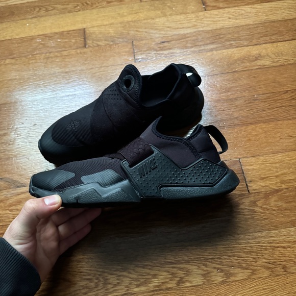 Womens All Black Nike Hurache Shoes - Picture 3 of 10